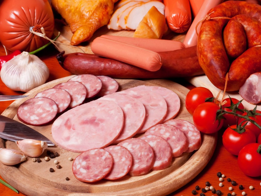 Під виглядом сосисок і ковбас українцям продають фальсифікат: чим небезпечне маркування ММО