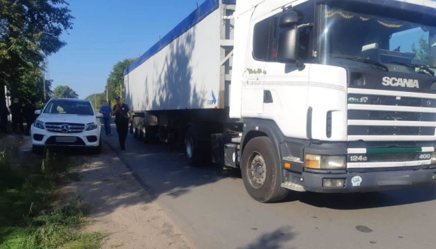 На Київщині «рейдери» перекрили дорогу і вивозять з фірми зерно