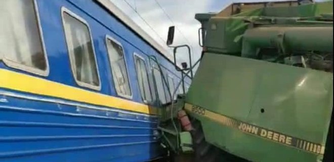 Пасажирський поїзд Бахмут-Львів зіткнувся з комбайном