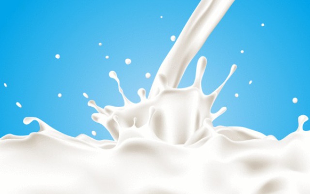 Британські фермери зливають тонни молока в каналізацію через брак фур