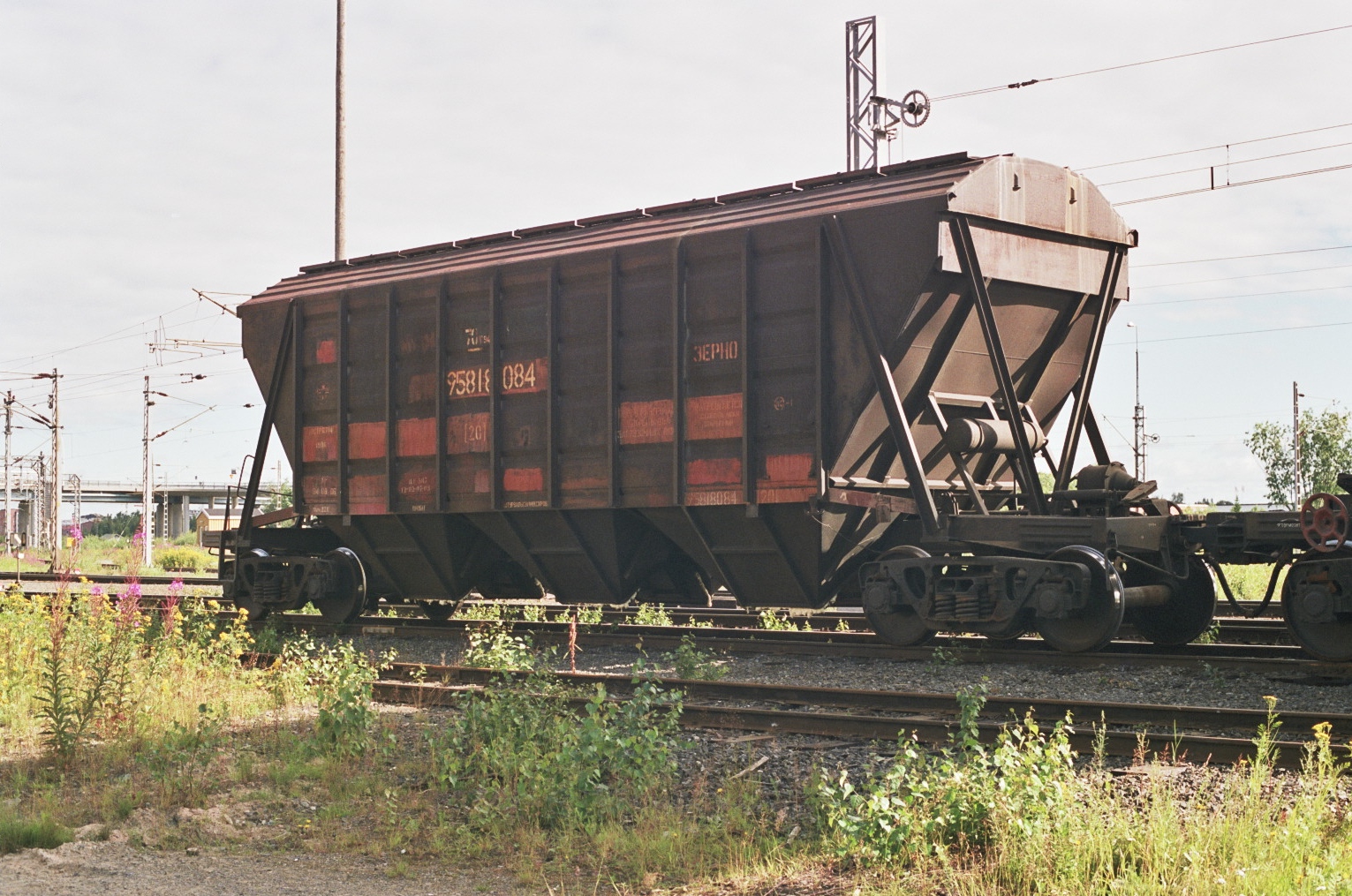Окупанти й далі вивозять українське зерно: у Мелітополь пригнали потяг для завантаження