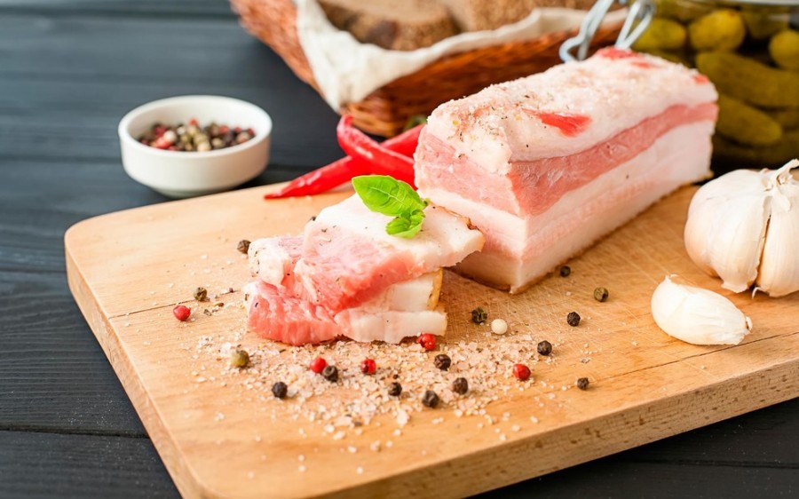 Сало дорожче за м’ясо: Україна нарощує імпорт стратегічного продукту