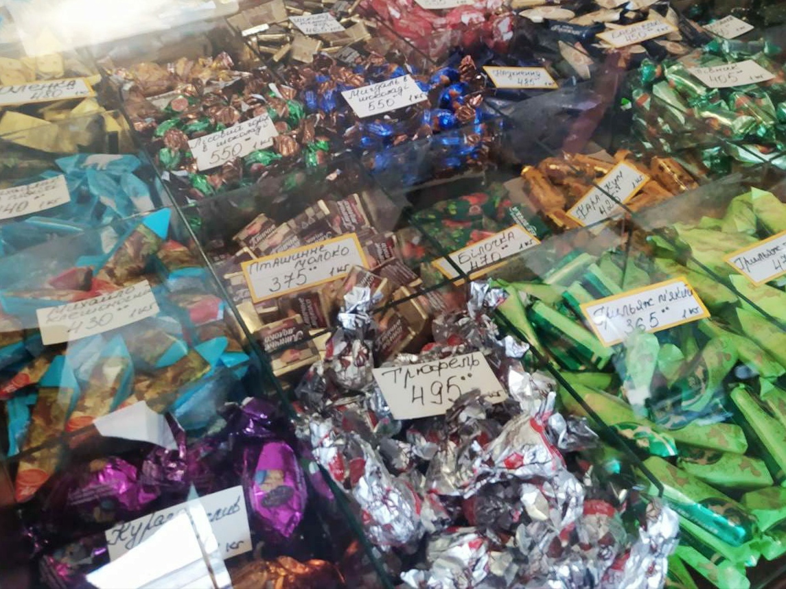 За продаж російських цукерок в Харківській області наклали штрафів на понад 100 тисяч гривень