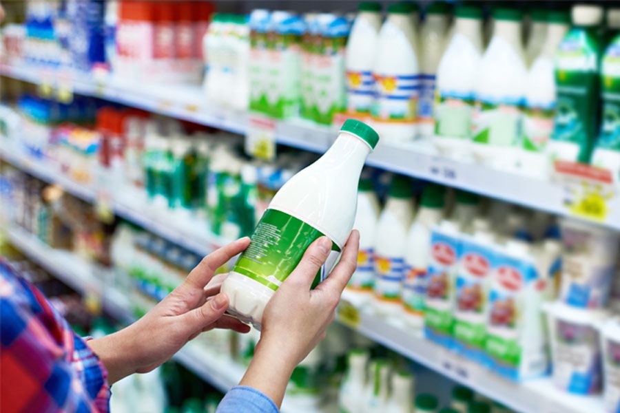 Британські супермаркети дозволили покупцям нюхати молоко перед покупкою