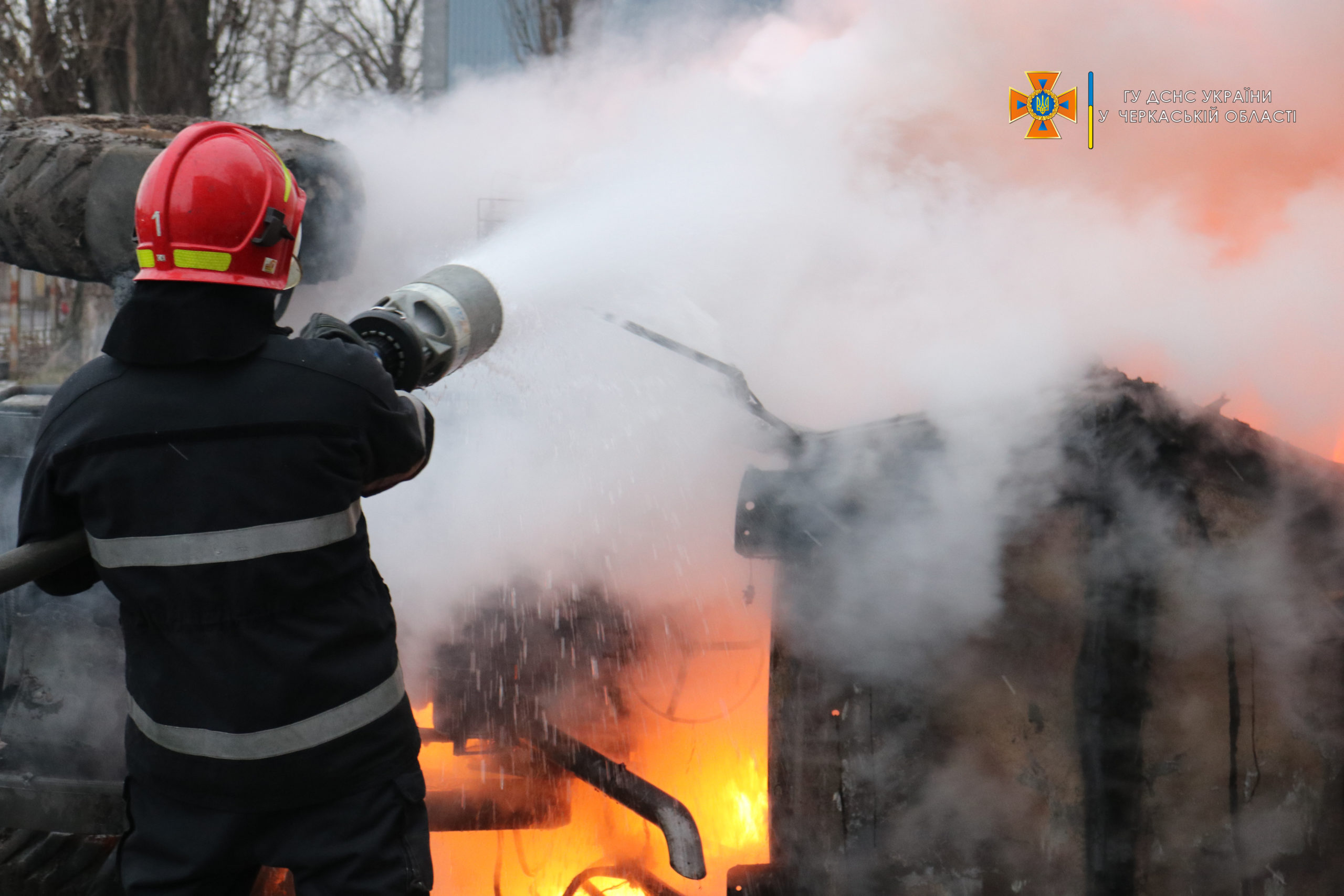 У Черкасах рятувальники ліквідували пожежу трактора-екскаватора