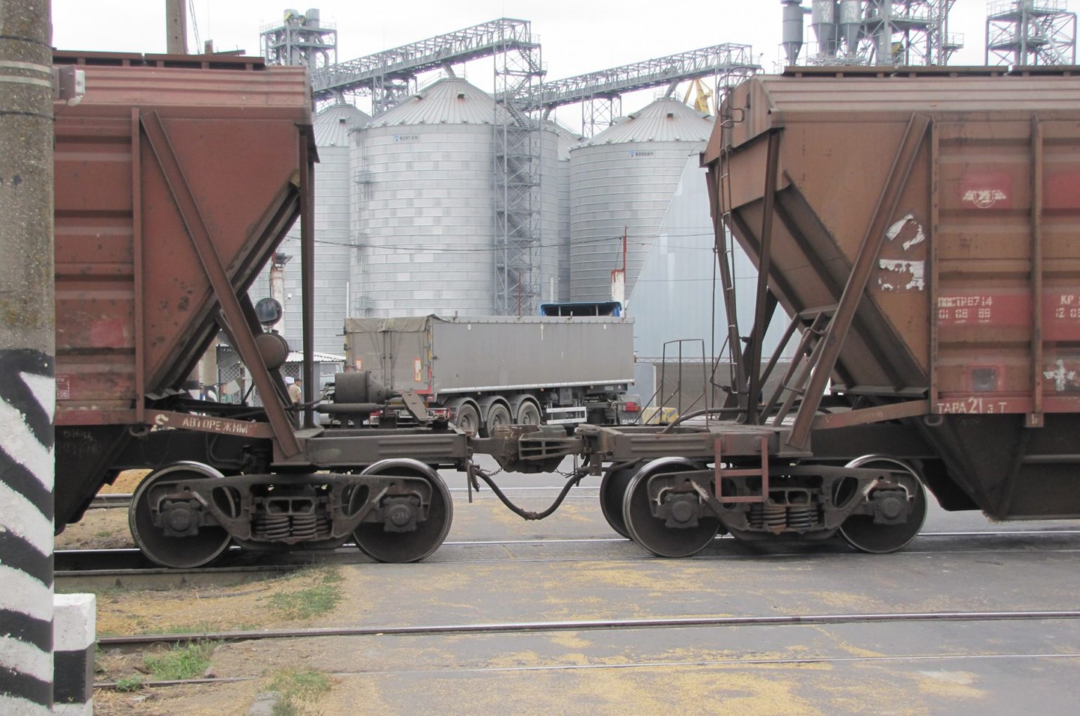 Війна загрожує постачанням зерна: Україна закрила порти