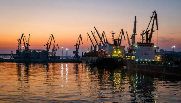 Російські військові використовують порт Бердянська та вивозять українське зерно