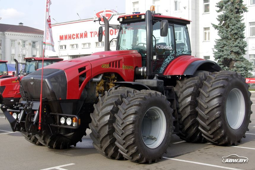Білорусь ввела заборону на вивезення з країни тракторів і спецтехніки
