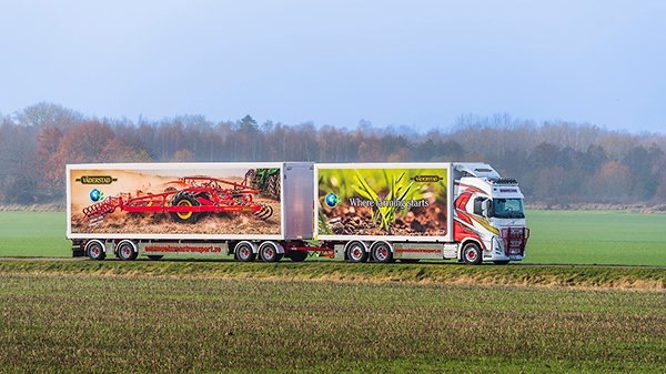Брендування Väderstad прикрасило вантажівки Emanuelssons Transport