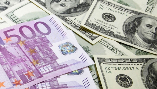 Українці знову можуть купувати готівкову валюту: НБУ скасував заборону