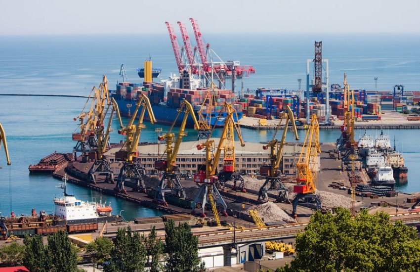 Канада готова надати свої кораблі для транспортування українського зерна