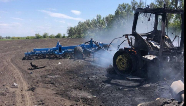 На Харківщині в трактор влетіла ракета: тракторист дивом вижив