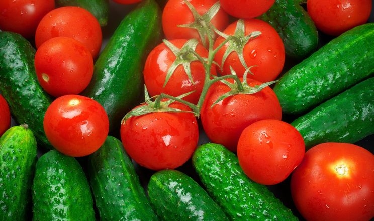 Ціни на томати обвалилися, а на огірки – зросли: вартість овочів та фруктів