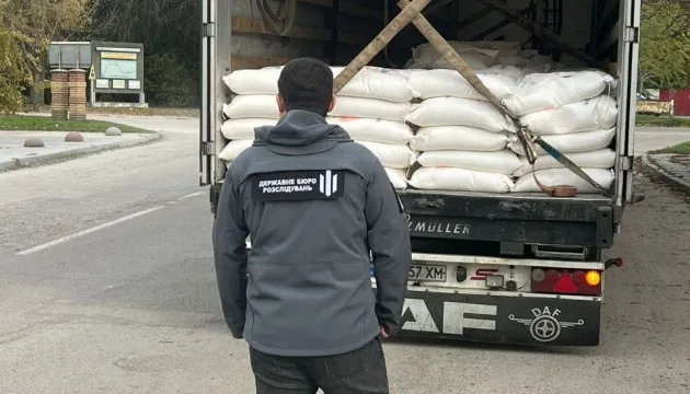 На Дніпропетровщині викрили чиновників, які намагалися продати борошно з гуманітарної допомоги
