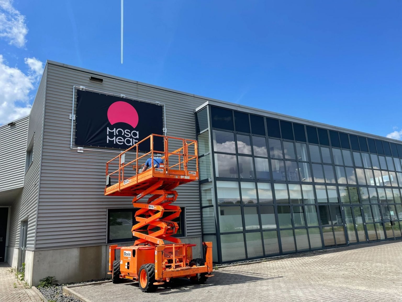 Виробник першого у світі клітинного бургера запускає гігантський завод у Нідерландах