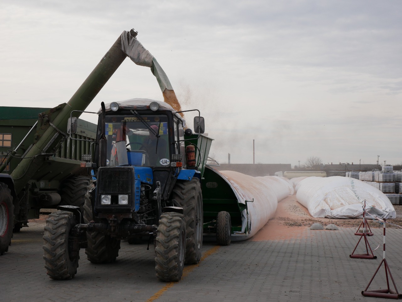 Українські агровиробники продовжують отримувати рукави для тимчасового зберігання зерна