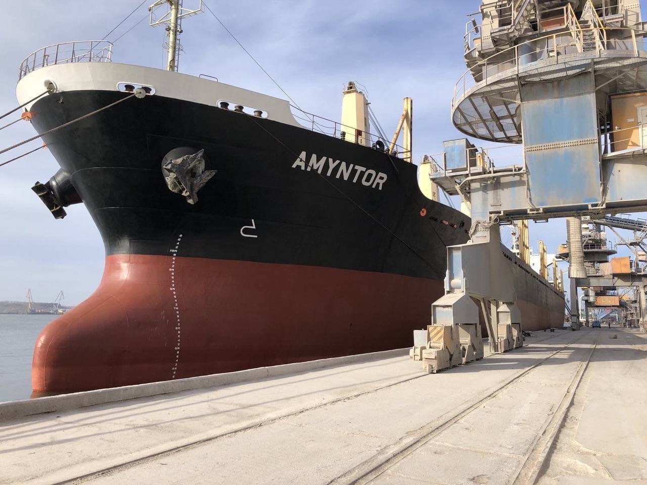 Через дії рф експорт зерна із портів Одеси впав на третину