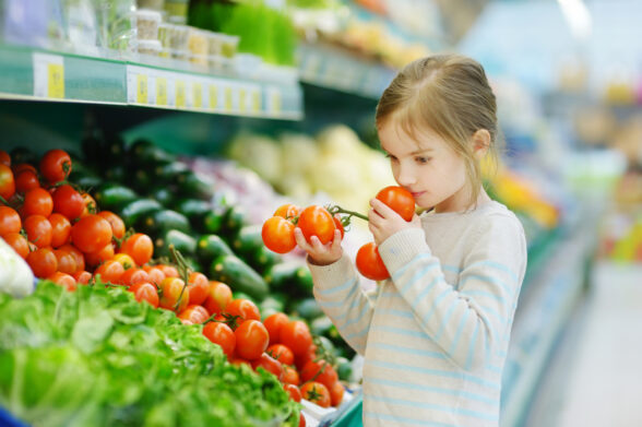 Українцям показали різницю цін на фрукти та овочі в Україні та Польщі