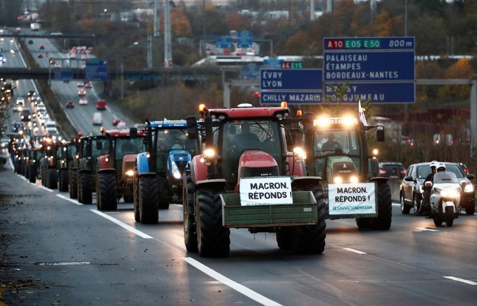 Фермери їздять на тракторах Парижем на знак протесту проти заборони пестицидів