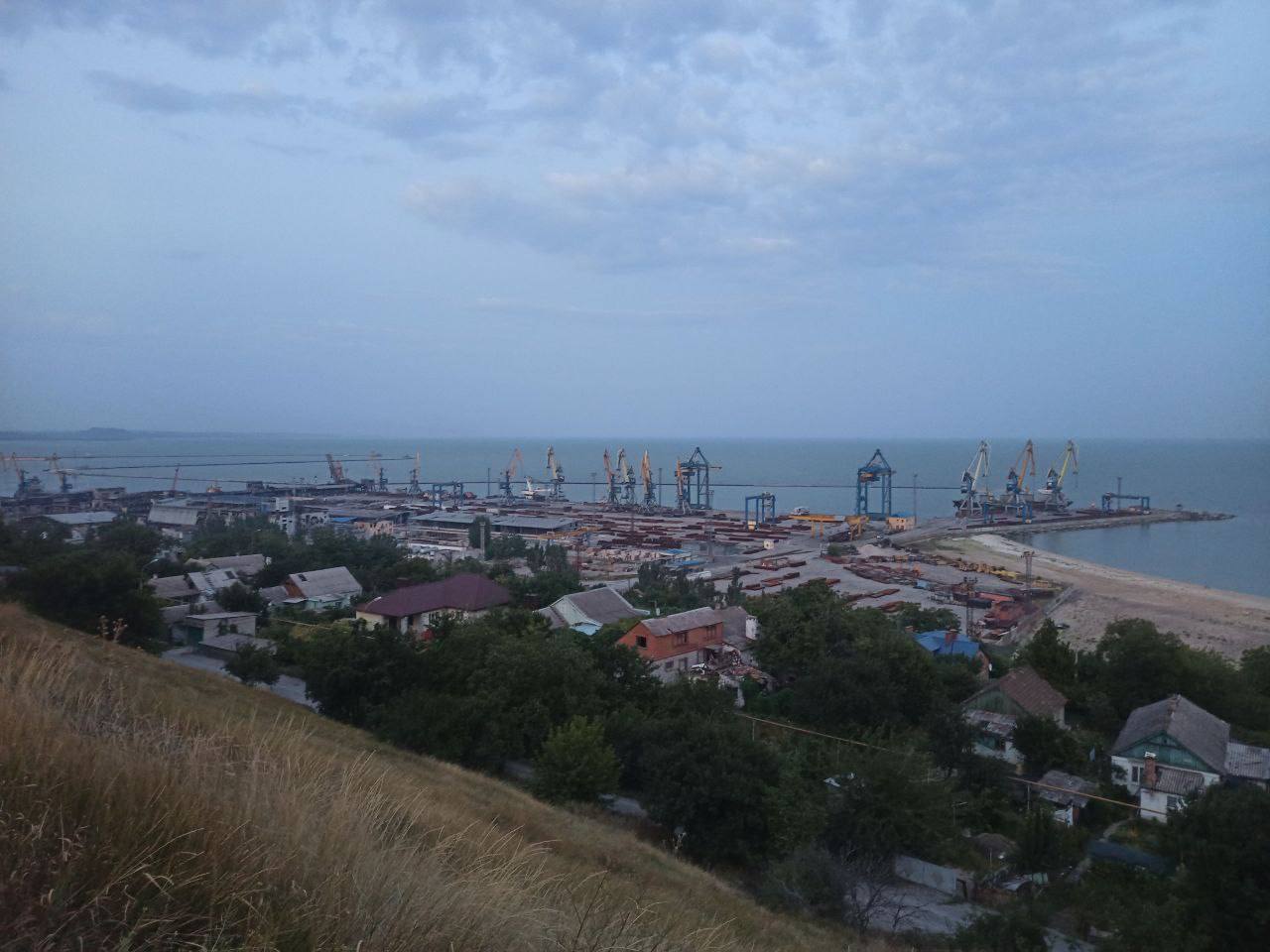 Окупанти хочуть зробити з порту Маріуполя логістичний хаб для експорту награбованого зерна