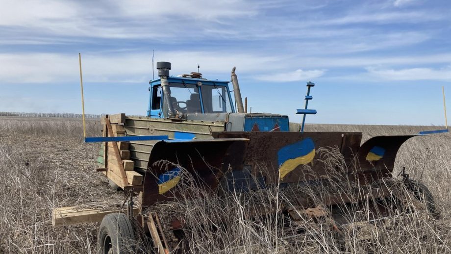 Харківський фермер обладнав трактор для дистанційного розмінування полів (відео)