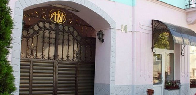 Суд відкрив справу про банкрутство Мукачівської кондитерської фабрики АВК