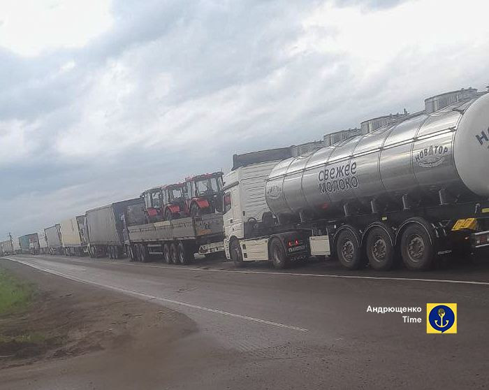 На кордоні з рф на Донеччині виник багатокілометровий затор через вантажівки з краденим зерном