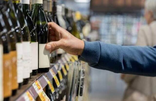 В Україні підскочили ціни на алкоголь: скільки коштує вино, горілка та пиво