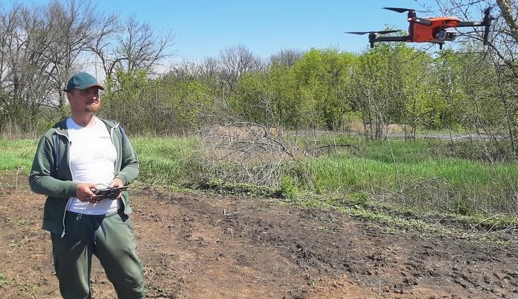 Фермер з Харківщини шукає міни на полях за допомогою дрона з тепловізором