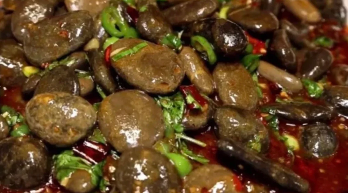 Найважча страва у світі? Смажені камінці – остання мода на вуличну їжу в Китаї