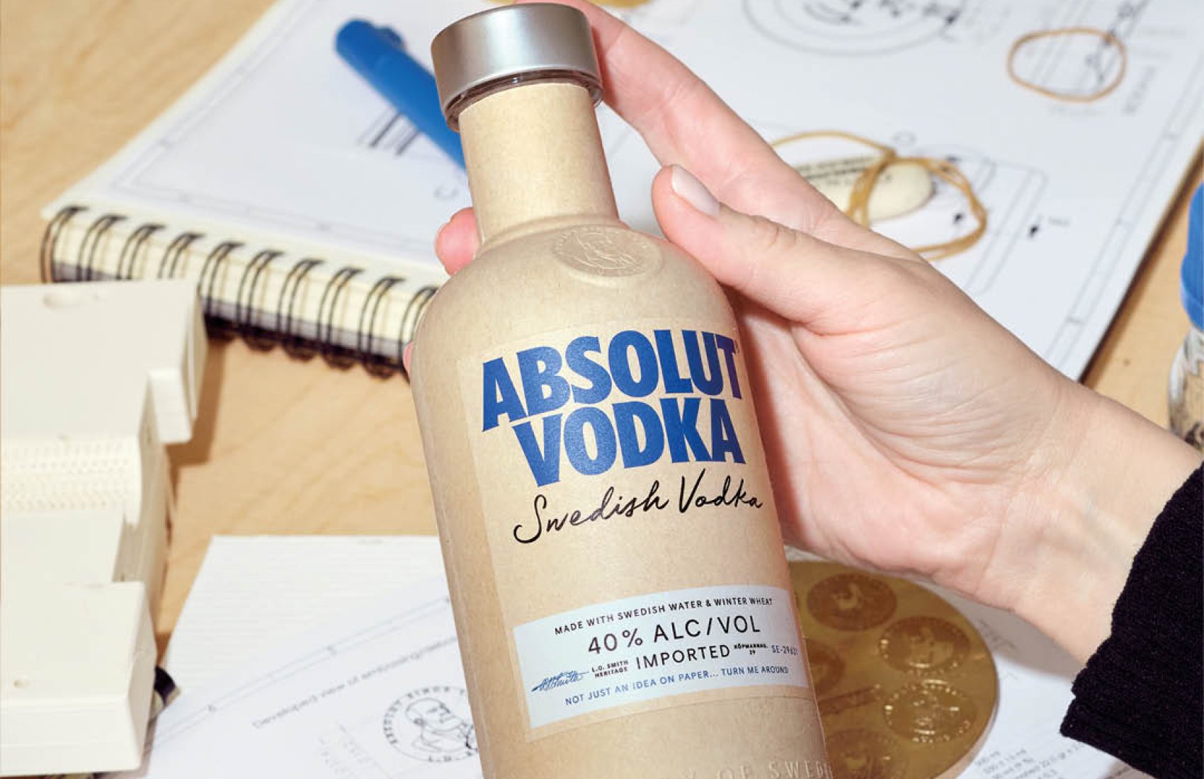 У Великій Британії горілку Absolut почали продавати в паперових пляшках