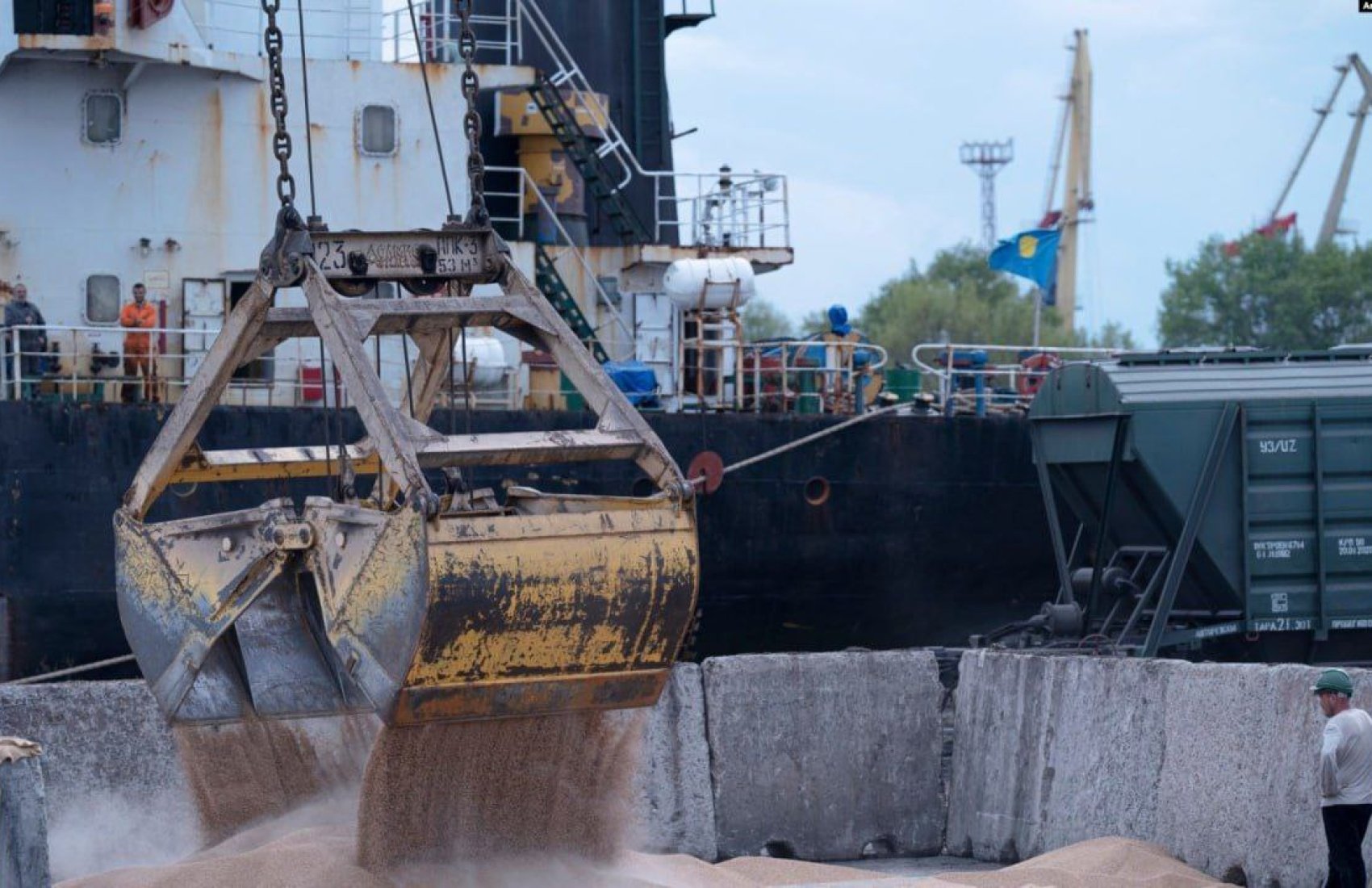 Три вантажні судна зайшли в український порт попри блокаду рф: як їм це вдалося