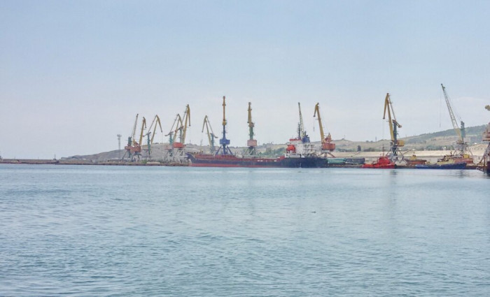 Російське судно принаймні 5 разів з початку літа перевозило крадену українську продукцію