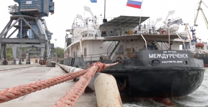 Окупанти збільшили кількість суден, що вивозять з порту Маріуполя крадене українське зерно