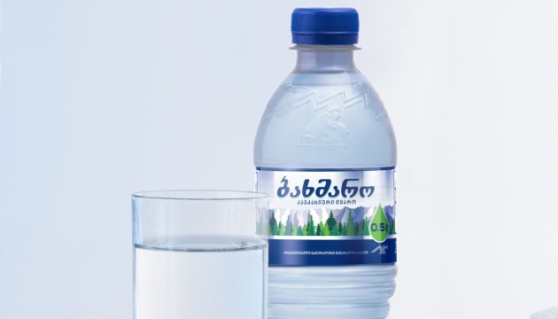 У Грузії вилучають з продажу пляшки води з російськими написами