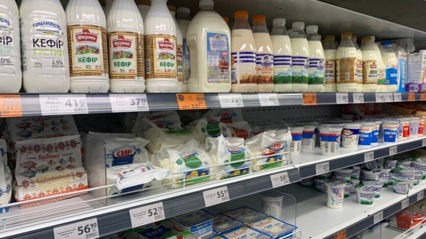 В Україні дорожчає молочка: скільки коштують сметана, вершкове масло та сир
