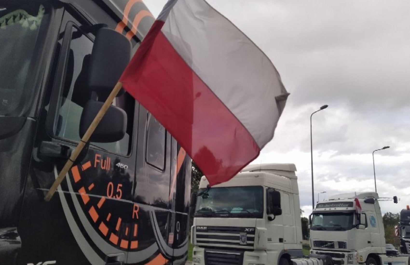 Польські перевізники розпочали страйк  та заблокували рух вантажівок на кордоні з Україною