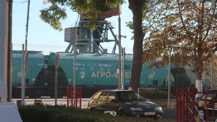 Окупанти пригнали до порту Феодосія в Криму відразу 6 поїздів для перевезення зерна (фото)