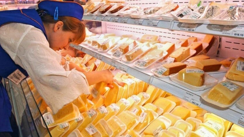 Відразу на 60 гривень: в Україні підскочили ціни на сир, вершкове масло та молоко