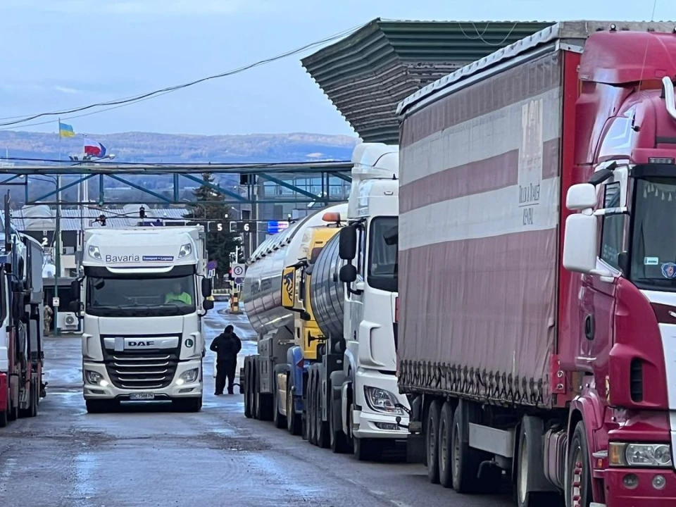 Польські перевізники та фермери заблокували проїзд вантажівок через «Дорогуськ – Ягодин»