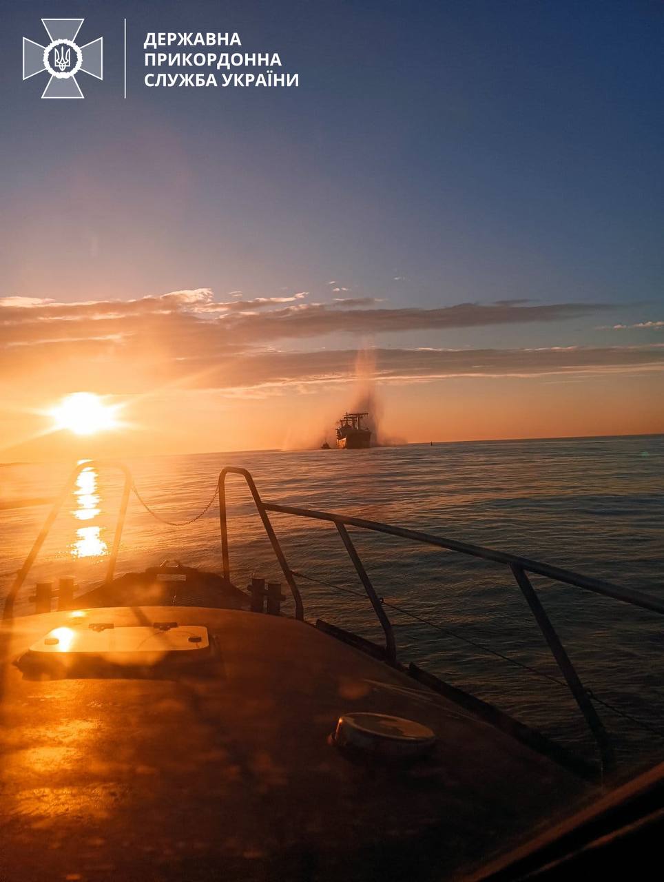 У Чорному морі на російській міні підірвалося цивільне судно (фото)