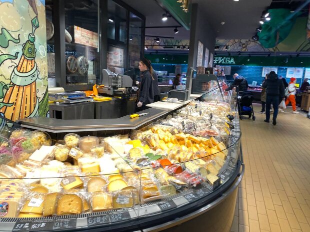 Супермаркети показали свіжі ціни на ковбасу та сир