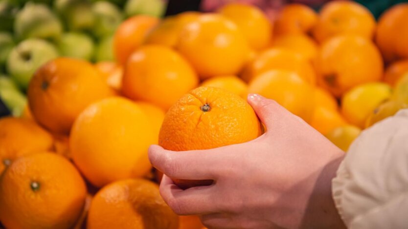 Ціни на фрукти: в Україні дорожчають апельсини, мандарини та банани