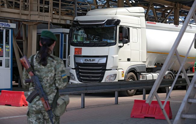 Румунські фермери заблокували рух вантажівок на кордоні з Україною (оновлено)