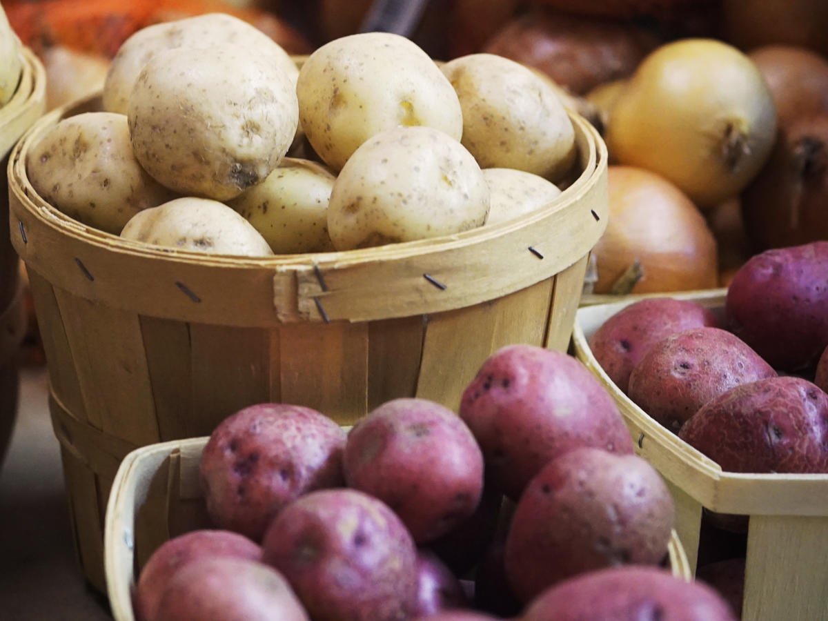 Молдова реекспортує в Україну білоруську картоплю