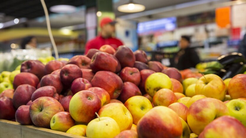 Українцям показали свіжі ціни на яблука та виноград