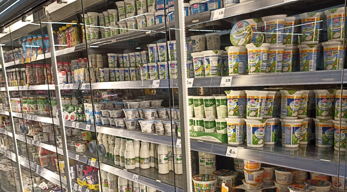 Як блокада кордону зачищає полиці супермаркетів від імпортних сирів та молочки