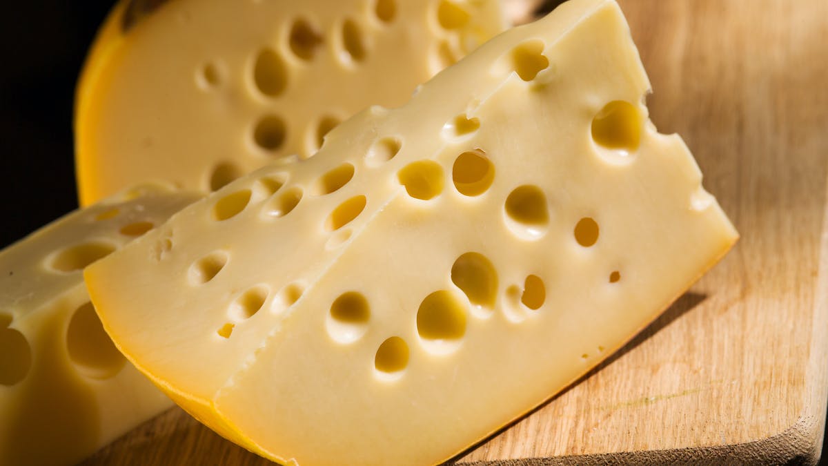 Польського сиру на полицях українських магазинів стає все більше